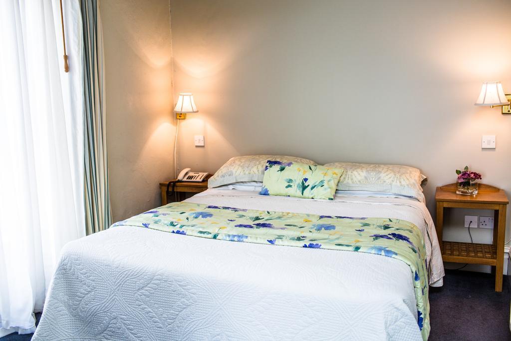 Byrnes Wine Dine Stay Ennistimon Chambre photo