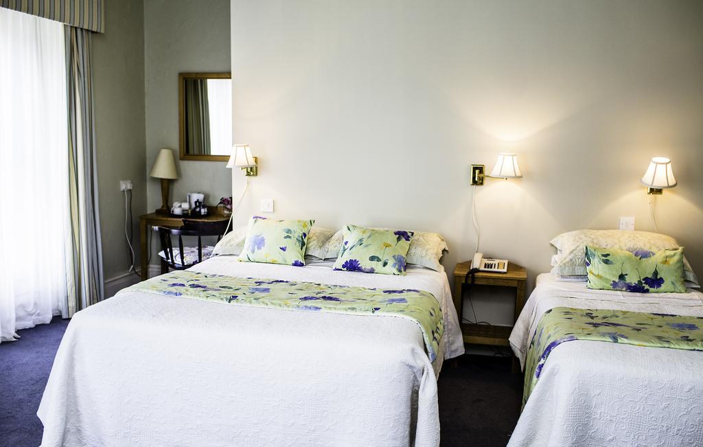 Byrnes Wine Dine Stay Ennistimon Chambre photo